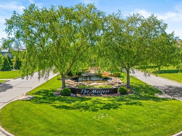 8070 Green Glades Court, Parkville, MO 64152