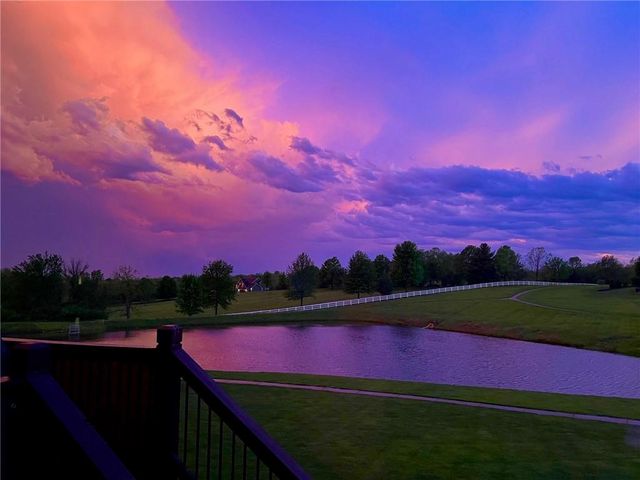 8070 Green Glades Court, Parkville, MO 64152