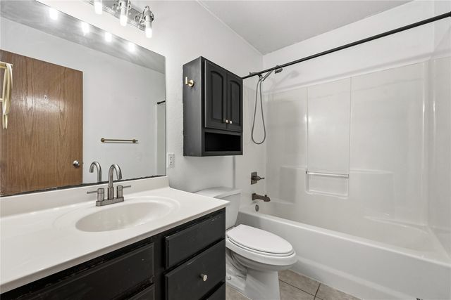 200 S Hillcrest Circle, Center Point, IA 52213