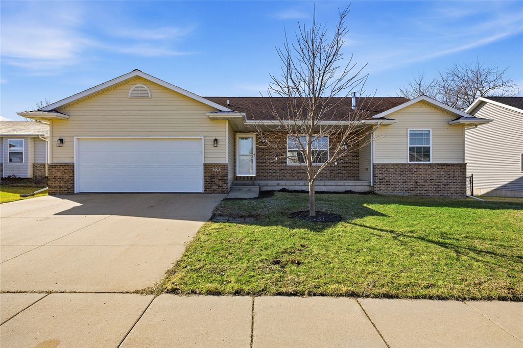 200 S Hillcrest Circle, Center Point, IA 52213