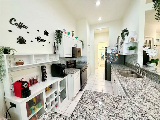 9052 Leatherwood LOOP, Lehigh Acres, FL 33936