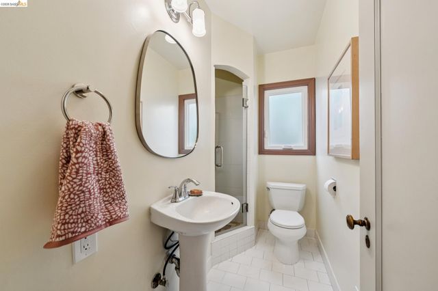 2000 Clemens Rd, Oakland, CA 94602