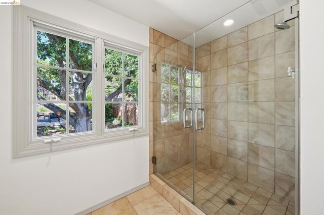 2000 Clemens Rd, Oakland, CA 94602