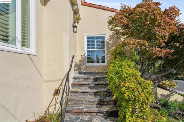 2000 Clemens Rd, Oakland, CA 94602