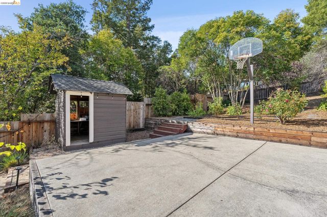 2000 Clemens Rd, Oakland, CA 94602