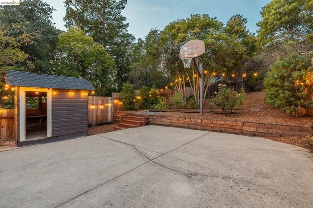 2000 Clemens Rd, Oakland, CA 94602