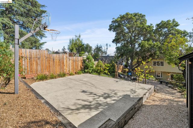 2000 Clemens Rd, Oakland, CA 94602