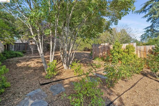 2000 Clemens Rd, Oakland, CA 94602