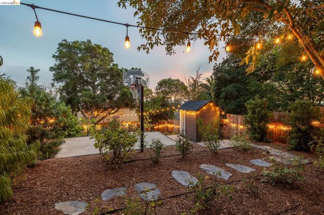 2000 Clemens Rd, Oakland, CA 94602