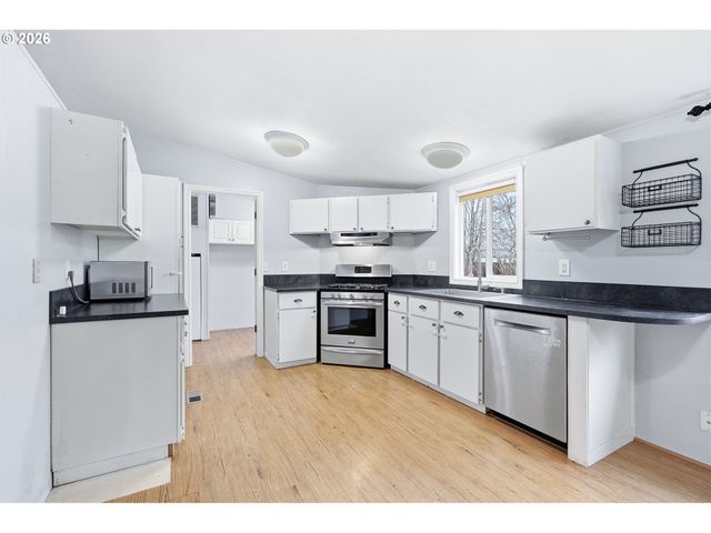 660 CREAMERY CREEK Ln, Molalla, OR 97038