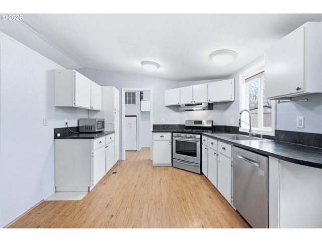 660 CREAMERY CREEK Ln, Molalla, OR 97038