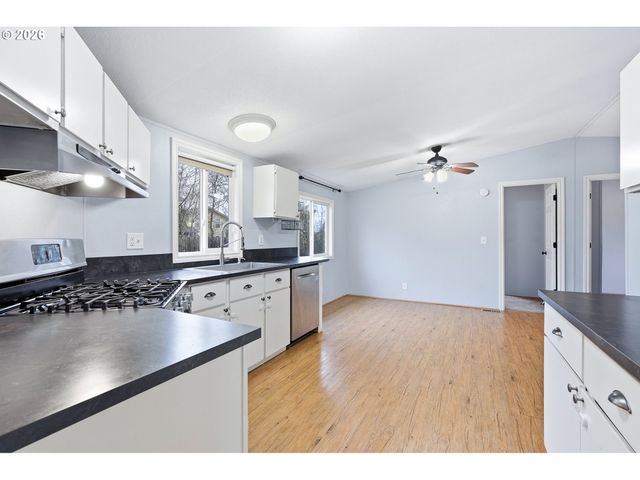 660 CREAMERY CREEK Ln, Molalla, OR 97038