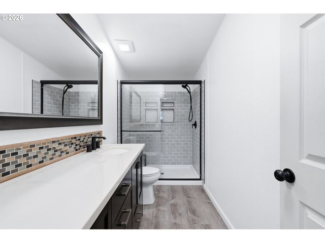 660 CREAMERY CREEK Ln, Molalla, OR 97038