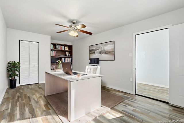 402 mockingbird, Devine, TX 78016