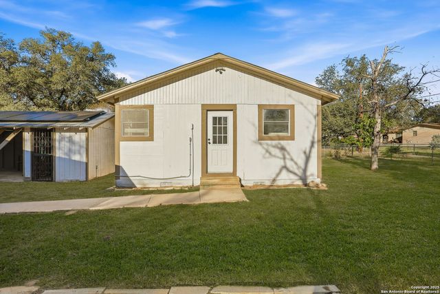 402 mockingbird, Devine, TX 78016