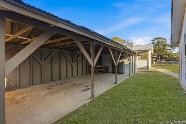 402 mockingbird, Devine, TX 78016