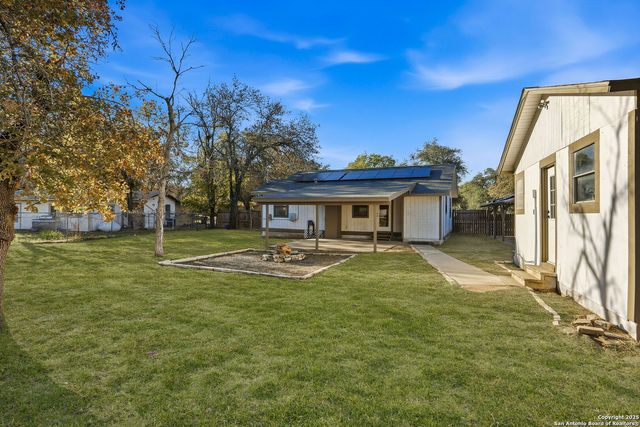 402 mockingbird, Devine, TX 78016