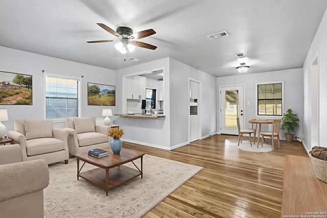 402 mockingbird, Devine, TX 78016