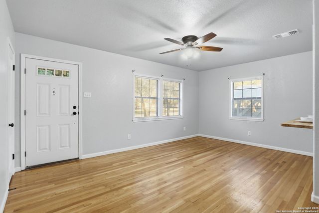 402 mockingbird, Devine, TX 78016