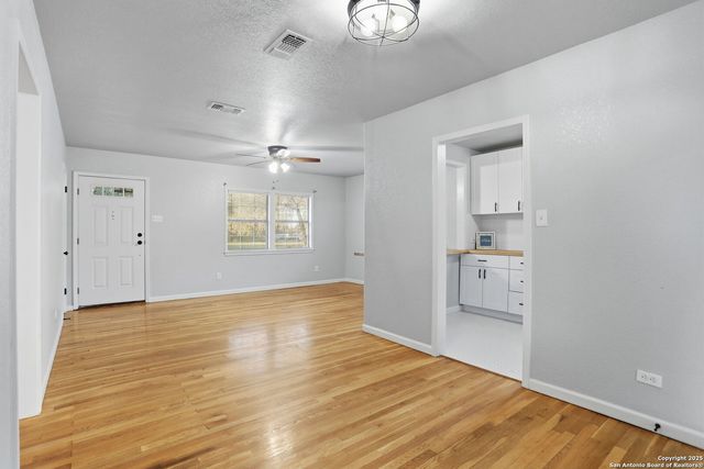 402 mockingbird, Devine, TX 78016