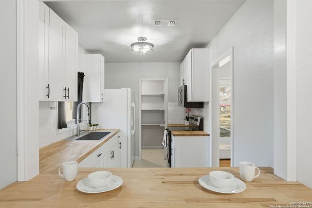 402 mockingbird, Devine, TX 78016