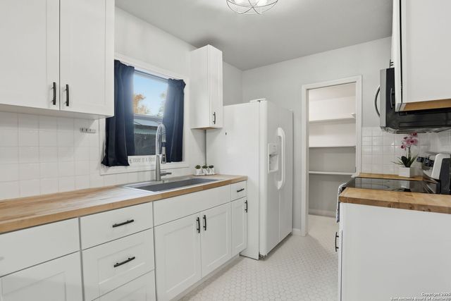 402 mockingbird, Devine, TX 78016