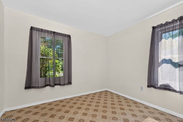 24 Presidential Dr, Washington Boro, NJ 07882