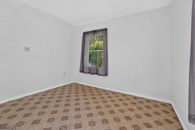 24 Presidential Dr, Washington Boro, NJ 07882
