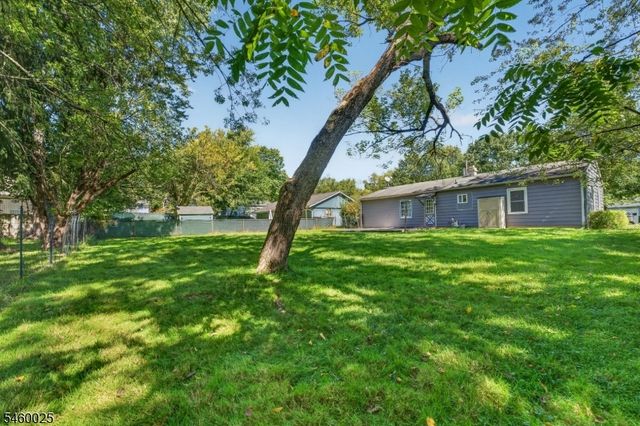 24 Presidential Dr, Washington Boro, NJ 07882