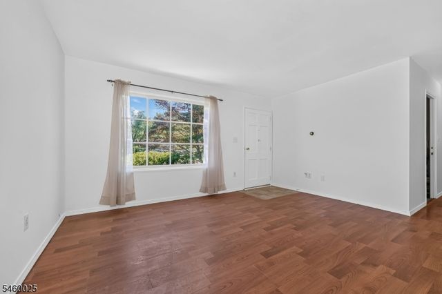 24 Presidential Dr, Washington Boro, NJ 07882
