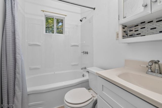 24 Presidential Dr, Washington Boro, NJ 07882