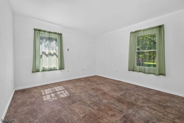 24 Presidential Dr, Washington Boro, NJ 07882