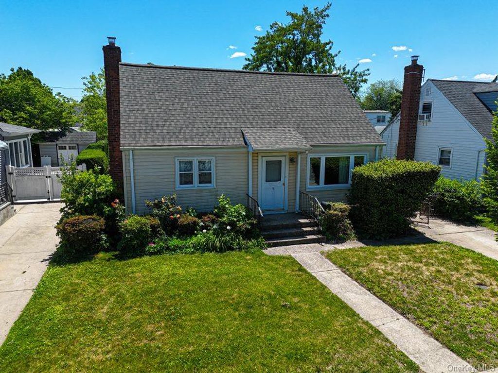 9 Robert Street, Hicksville, NY 11801