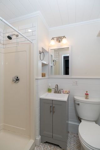 730 Hale St 2R, Beverly, MA 01915