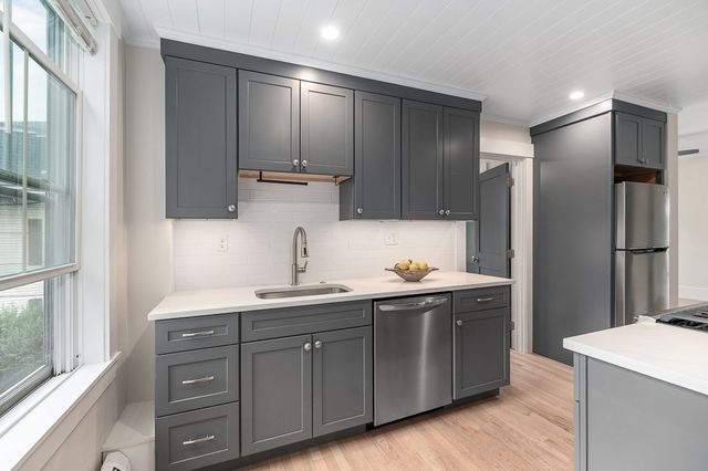 730 Hale St 2R, Beverly, MA 01915