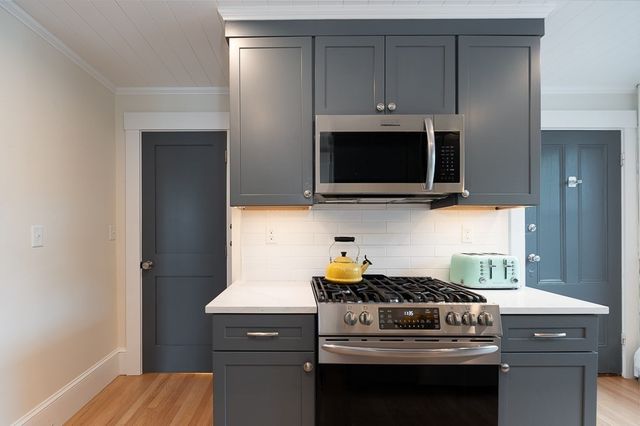 730 Hale St 2R, Beverly, MA 01915