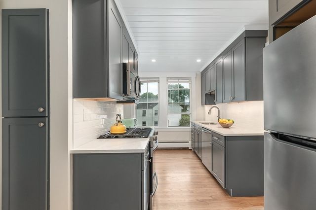 730 Hale St 2R, Beverly, MA 01915