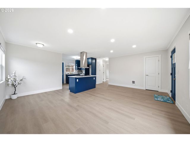 8024 Ne FREMONT St, Portland, OR 97213
