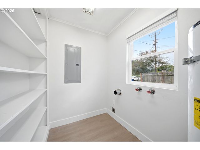 8024 Ne FREMONT St, Portland, OR 97213