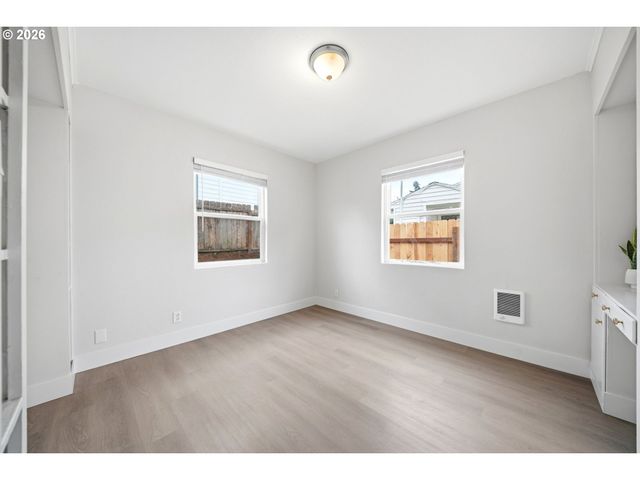 8024 Ne FREMONT St, Portland, OR 97213