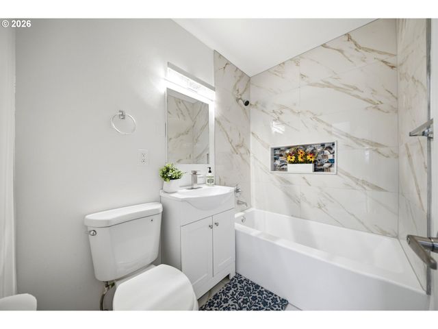 8024 Ne FREMONT St, Portland, OR 97213