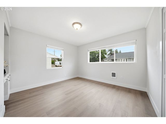 8024 Ne FREMONT St, Portland, OR 97213