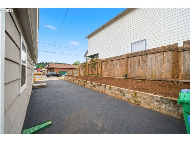 8024 Ne FREMONT St, Portland, OR 97213