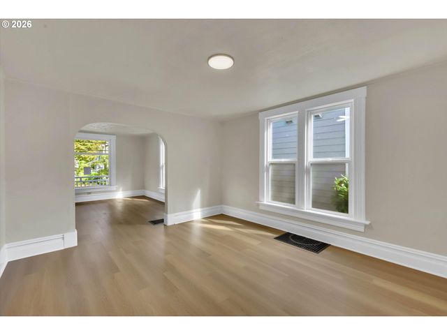 3328 Se WASHINGTON St, Portland, OR 97214