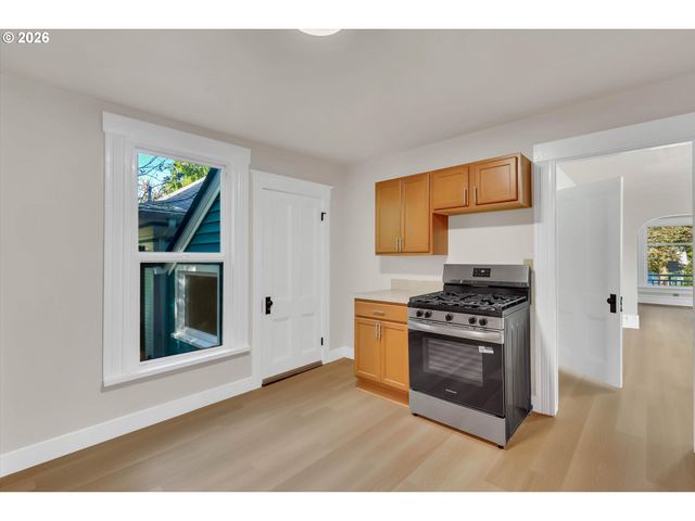 3328 Se WASHINGTON St, Portland, OR 97214