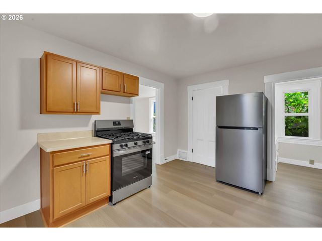 3328 Se WASHINGTON St, Portland, OR 97214