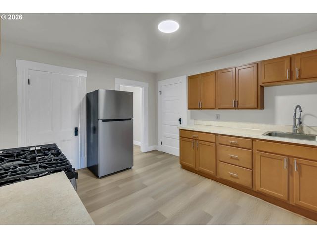 3328 Se WASHINGTON St, Portland, OR 97214