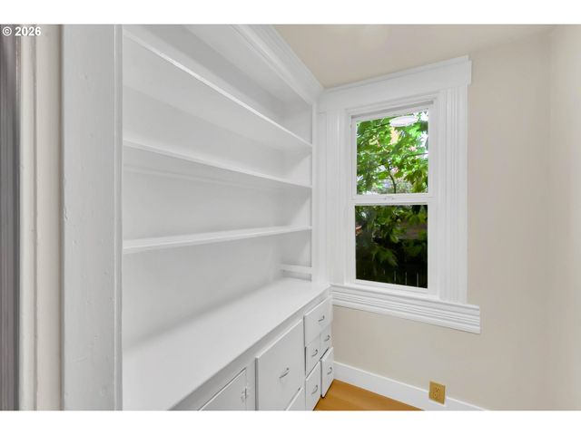 3328 Se WASHINGTON St, Portland, OR 97214