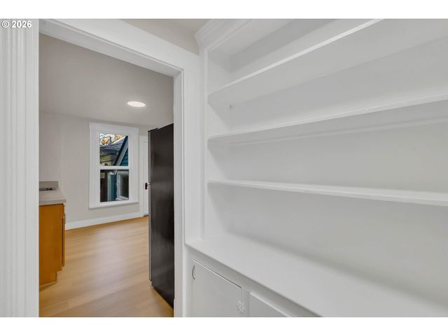 3328 Se WASHINGTON St, Portland, OR 97214