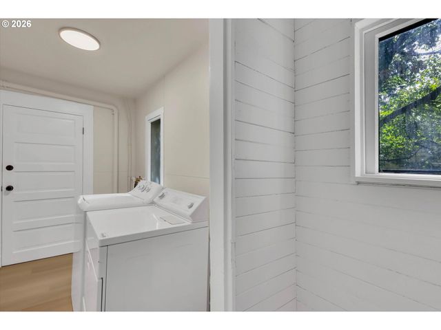 3328 Se WASHINGTON St, Portland, OR 97214